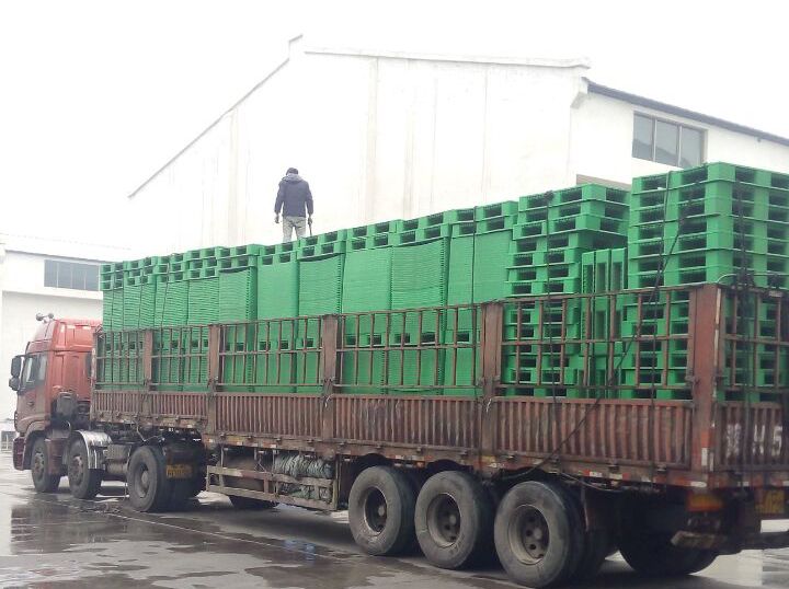 冒雨裝車(chē)，綠色托盤(pán)墊板裝車(chē)發(fā)走